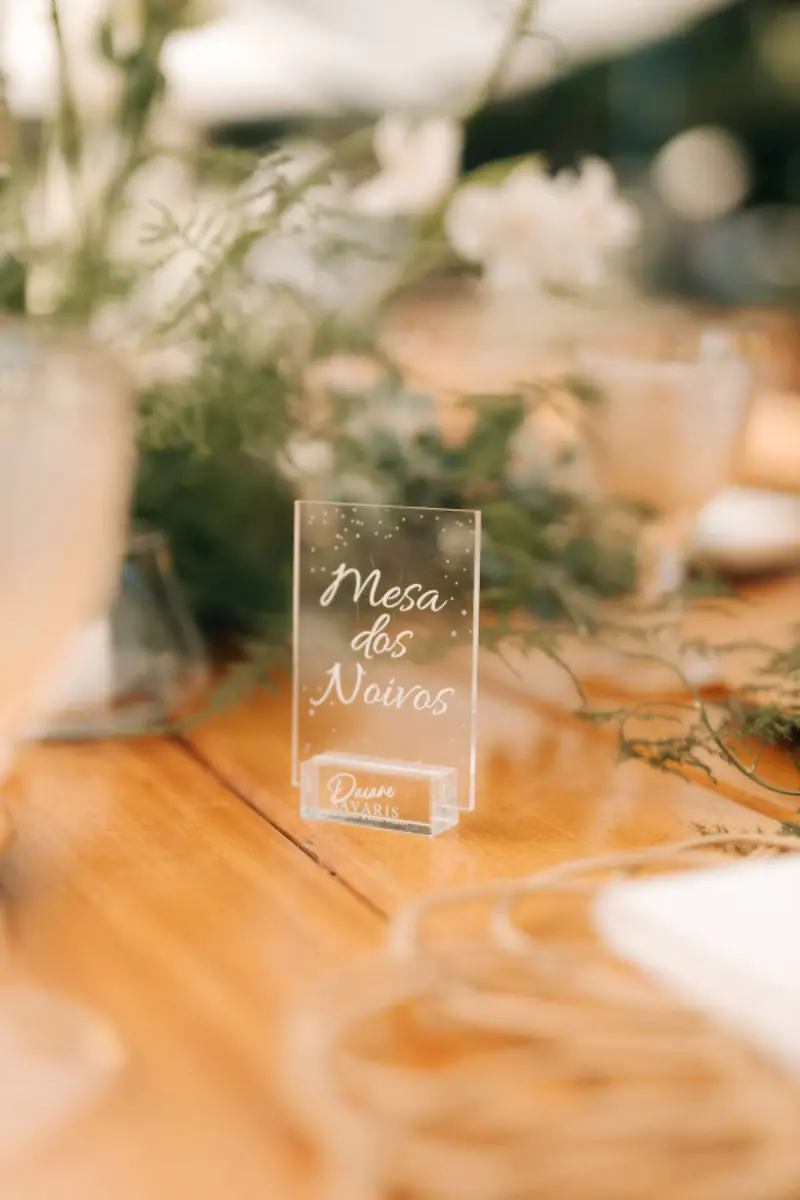 plaquinha em acrílico na mesa dos noivos