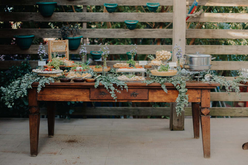 mesa com buffet de casamento