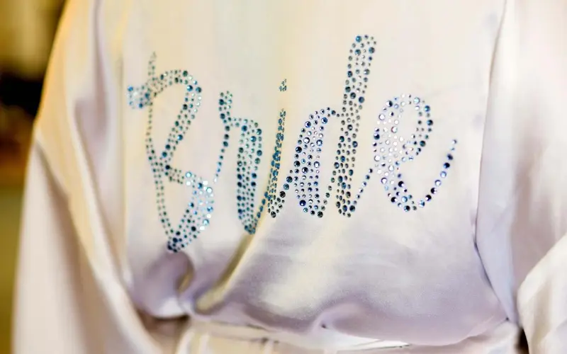 robe de noiva escrito bride com pedras 