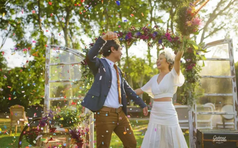 saída dos noivos casamento ao ar livre