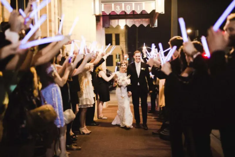 saída dos noivos com bastão de neon