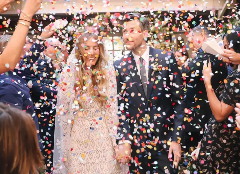 noivos saindo da cerimônia com confete