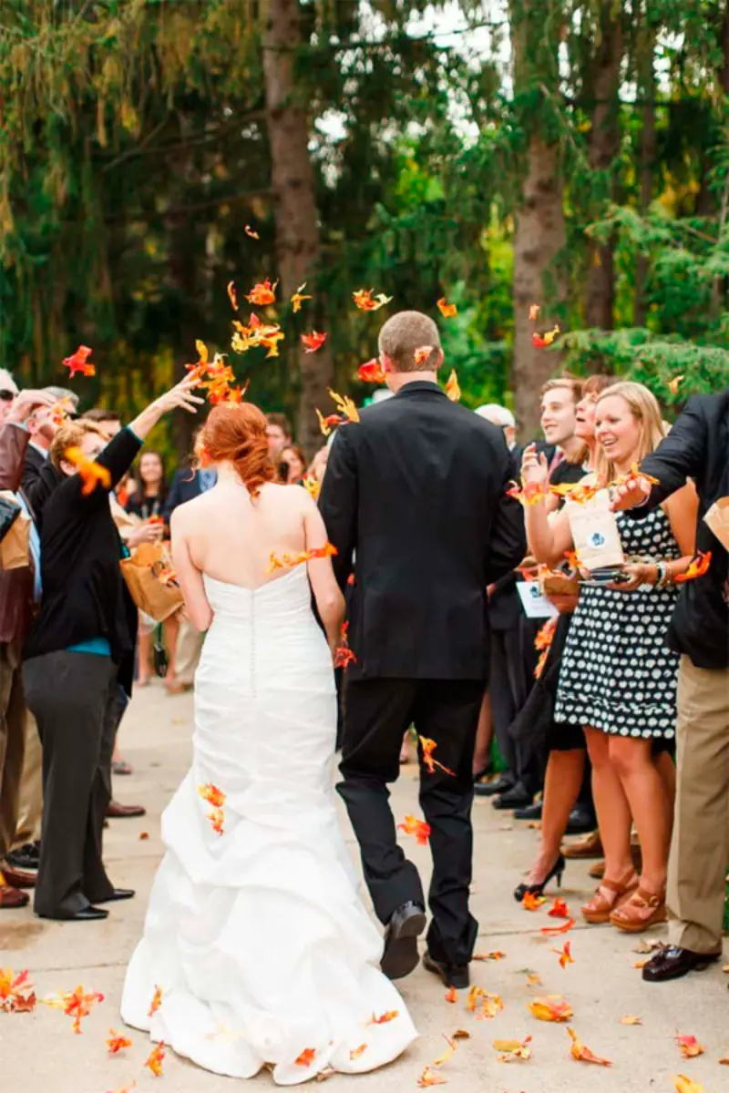  saída dos noivos com folhas secas