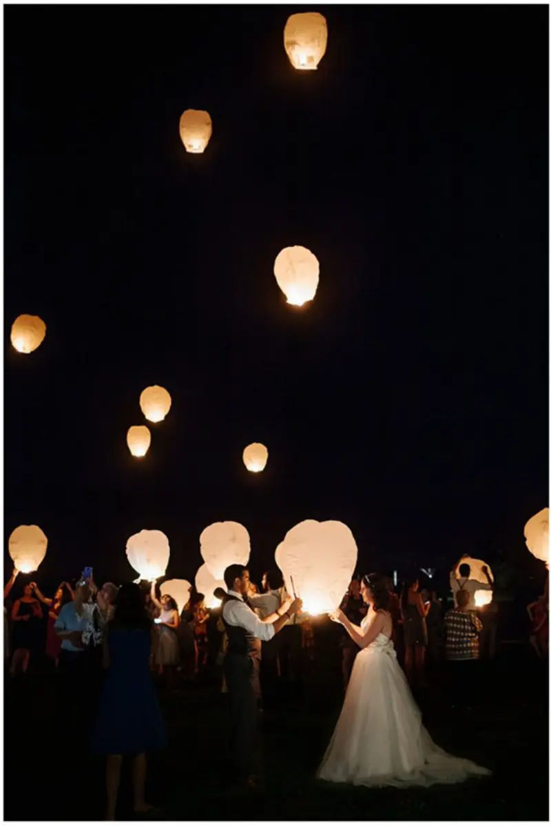  noivos soltando lanternas de papel
