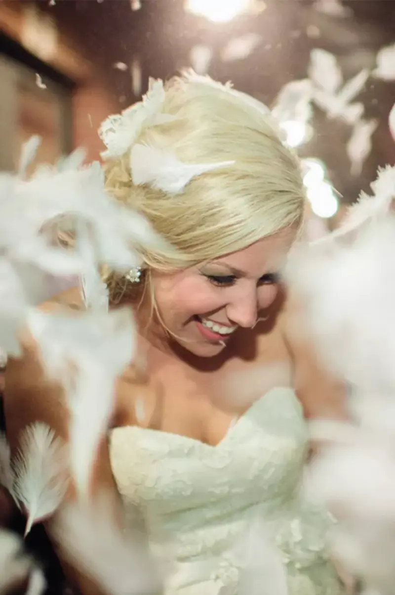  saída dos noivos com penas