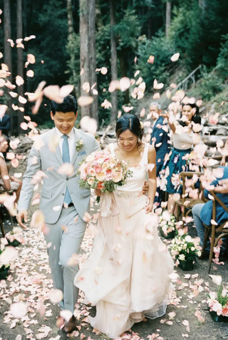  saída dos noivos com pétalas de flores
