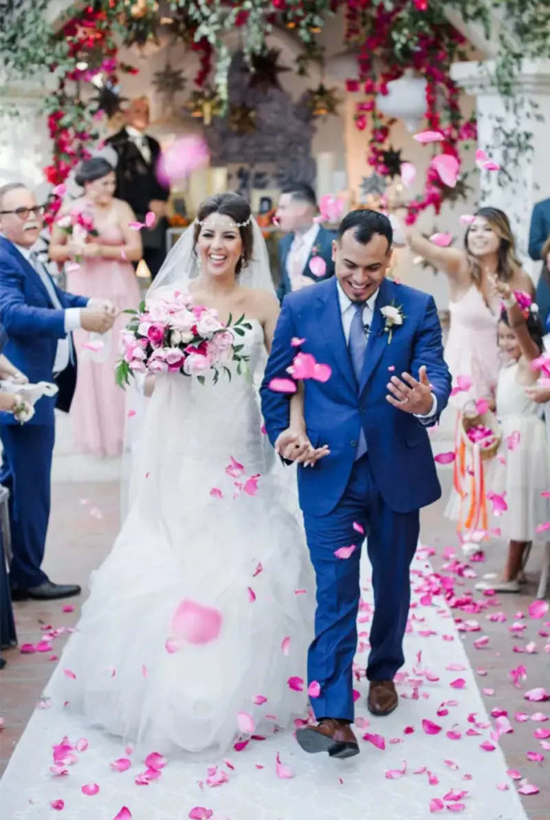  saída dos noivos com pétalas de rosas