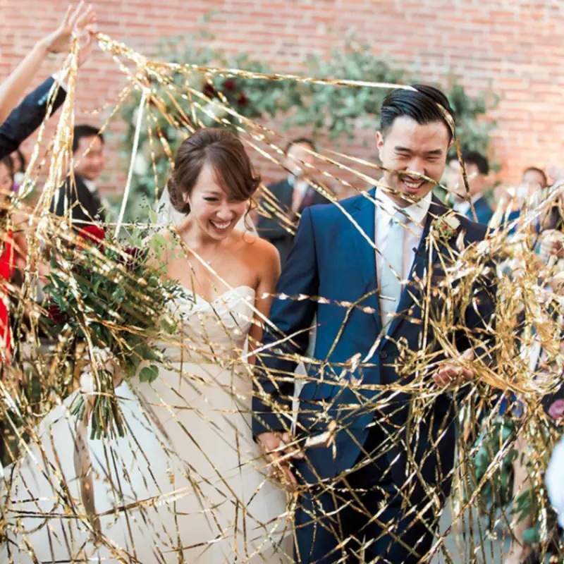  saída dos noivos com serpentina