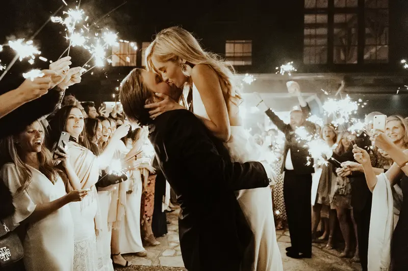 saída dos noivos com sparkle