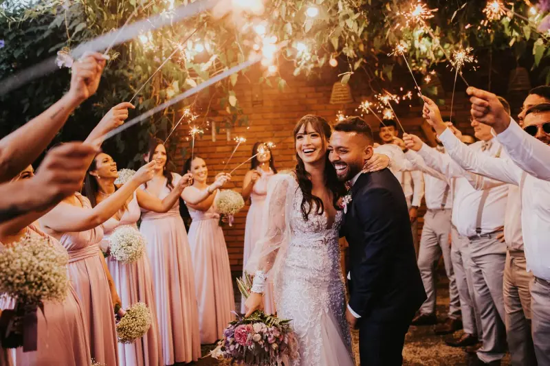 saída dos noivos com sparkles