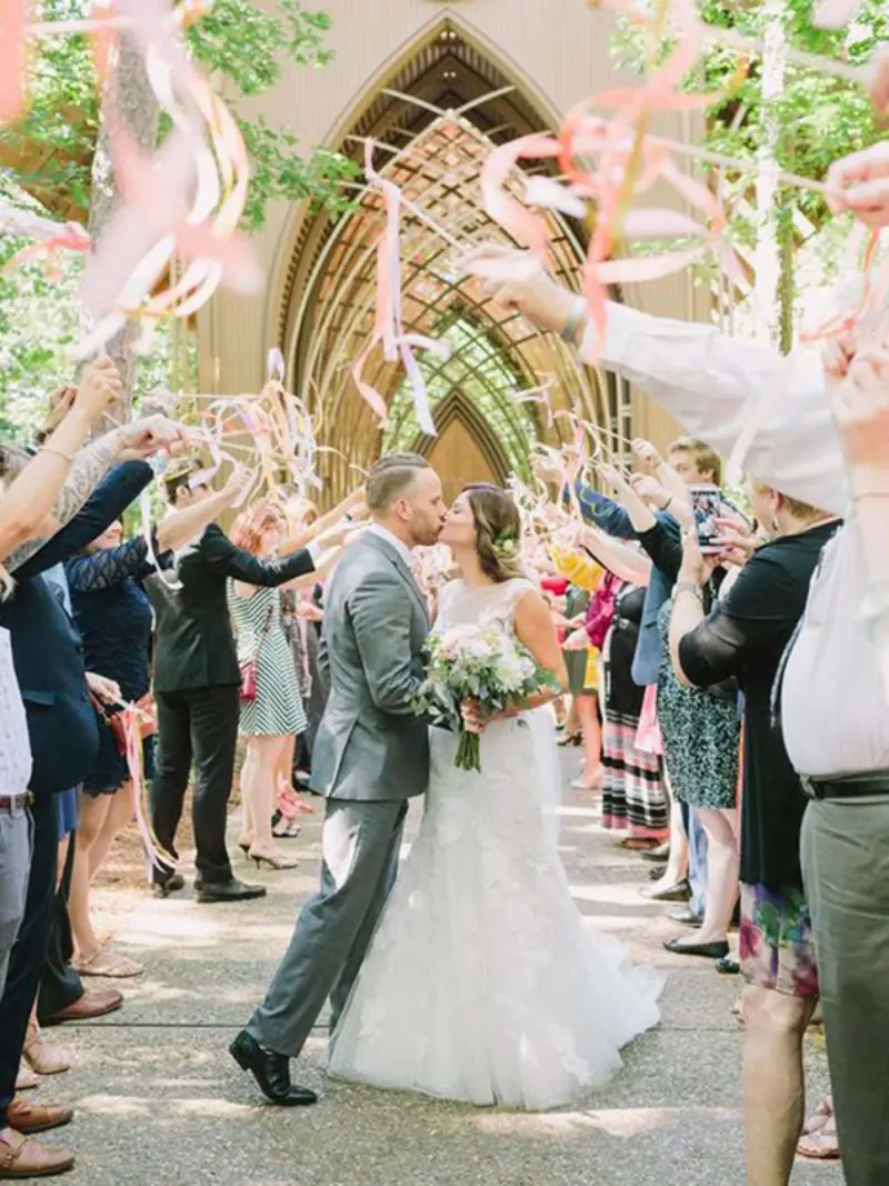  saída dos noivos com varinha de fitas