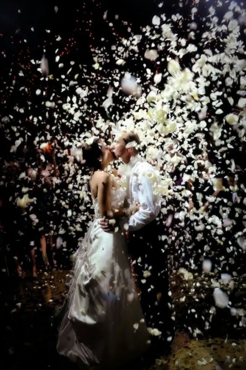  saída dos noivos com penas brancas