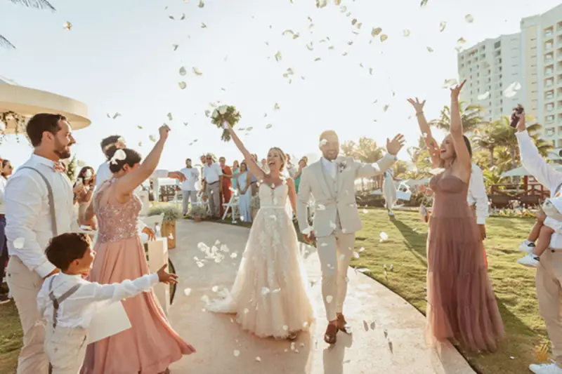 saída dos noivos em casamento na praia no Caribe
