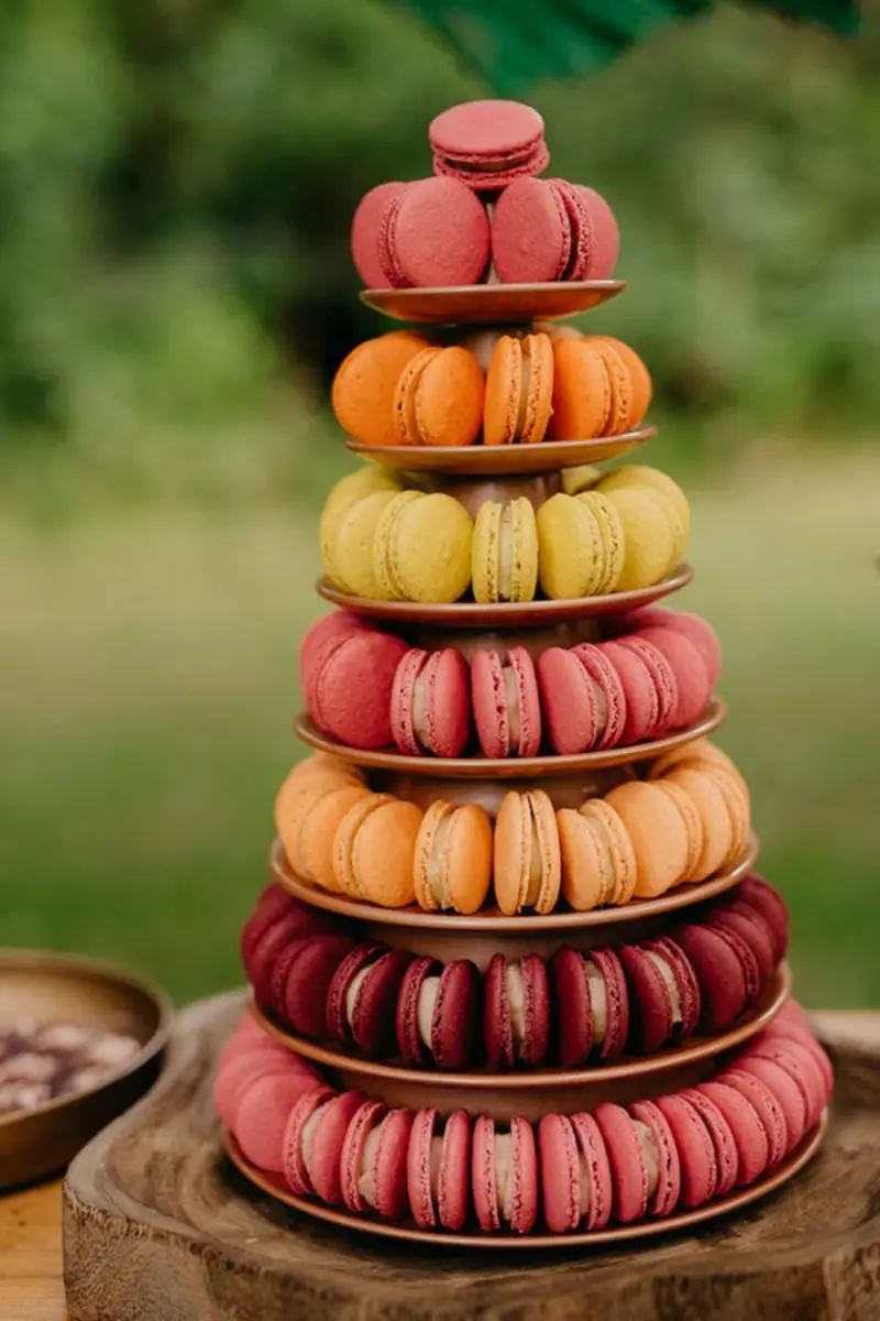 torre de macarons em tons de rosa