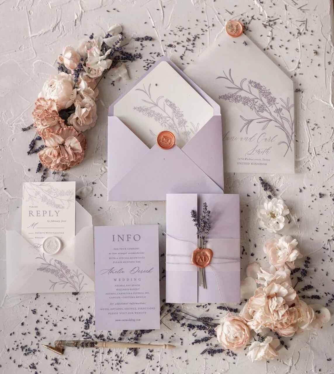 Conjunto de convites de casamento delicados com flores de lavanda, lacres de cera e envelopes lilás