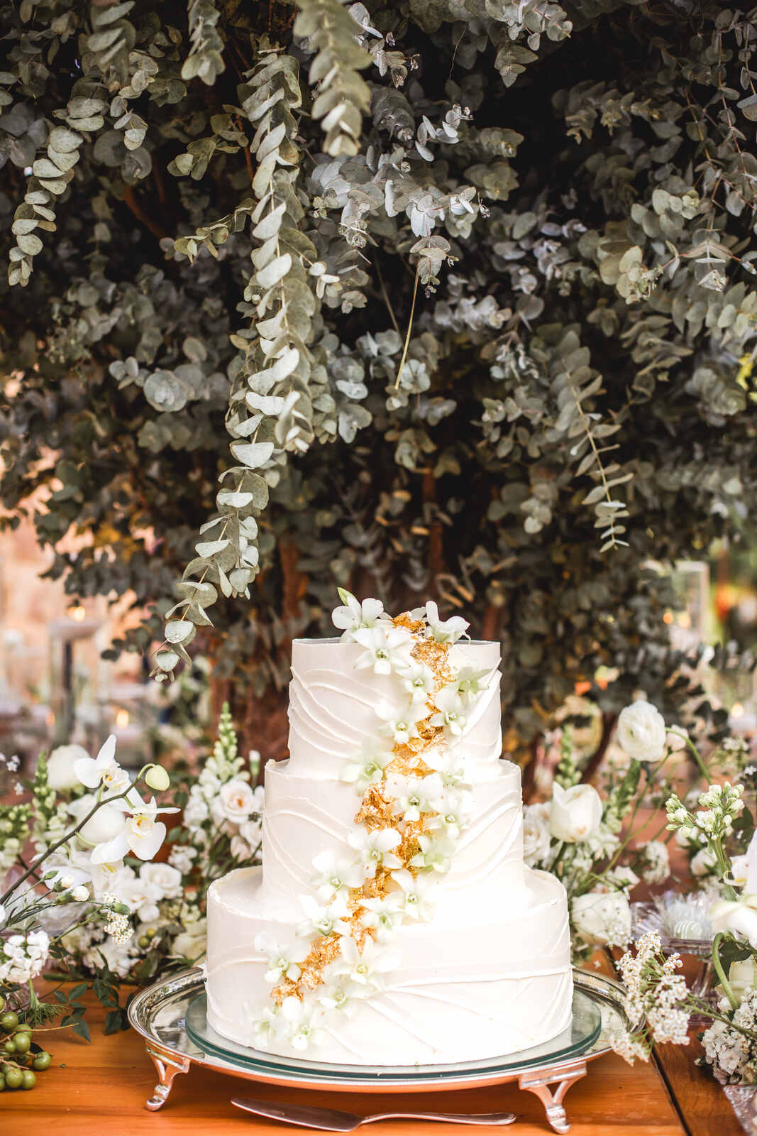 bolo de casamento com flores e dourado