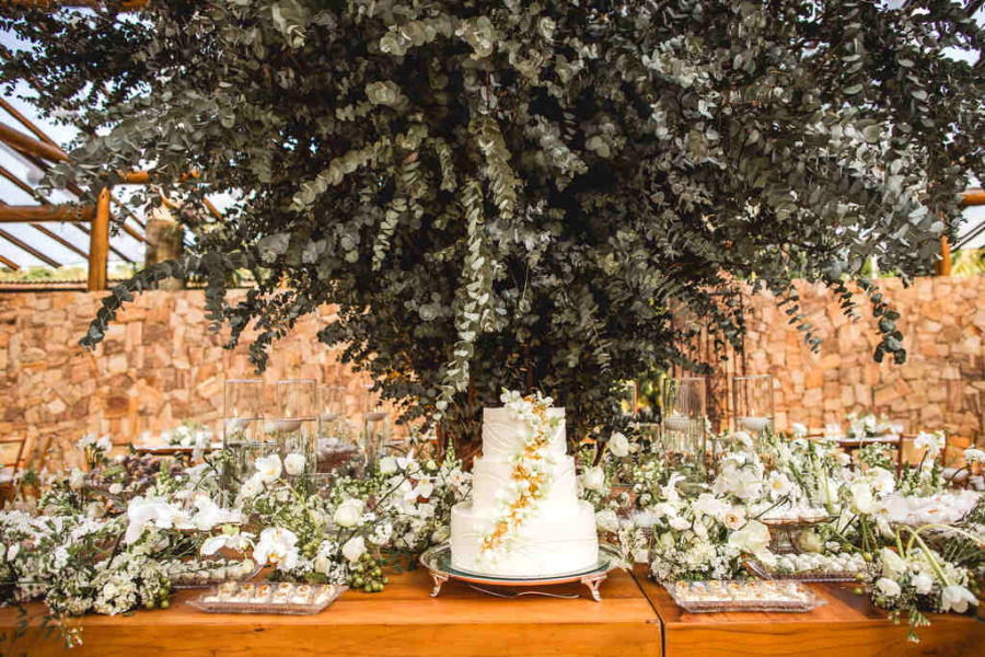 Altar descontruído chama a atenção em casamento no campo