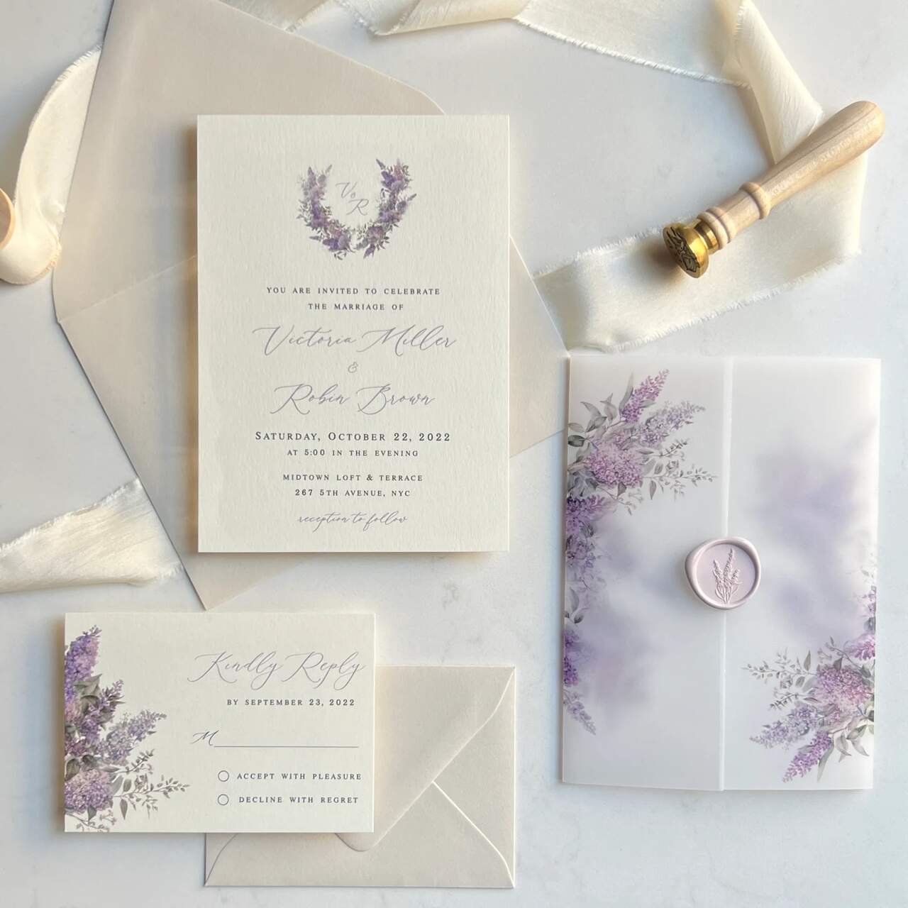 Conjunto de convites de casamento com ilustrações florais de lavanda e envelope de papel vegetal, complementado por um lacre de cera lilás.