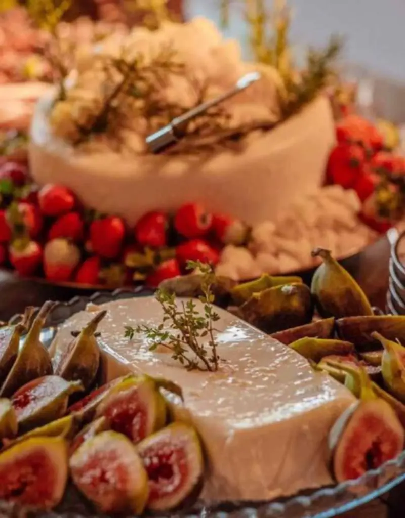 mesa de antepastos com queijo brie cremoso e figos frescos