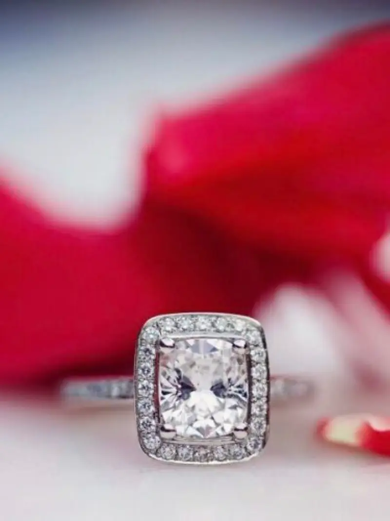 anel de noivado com diamantes