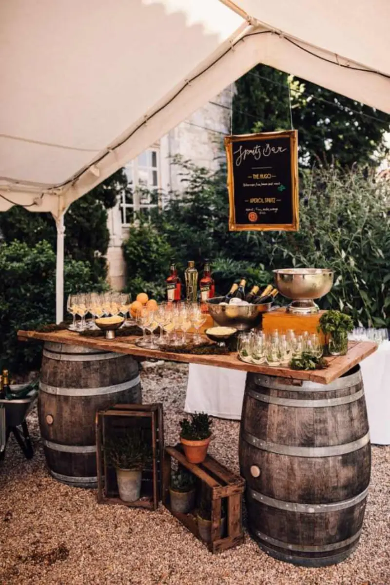 bancada r&uacute;stica para casamento de dia com barris de vinho como base