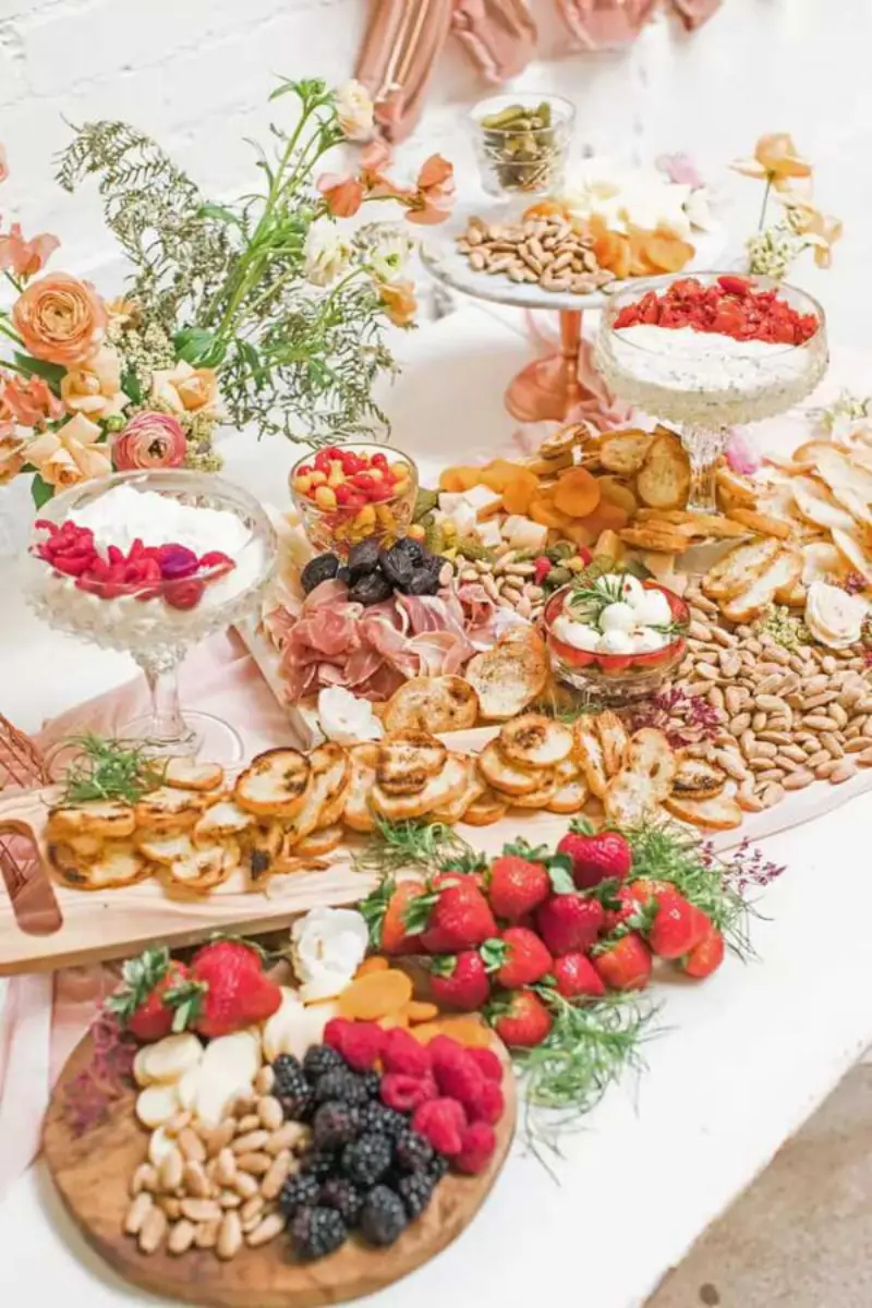 mesa de antepastos, com uma variedade de alimentos dispostos de forma art&iacute;stica