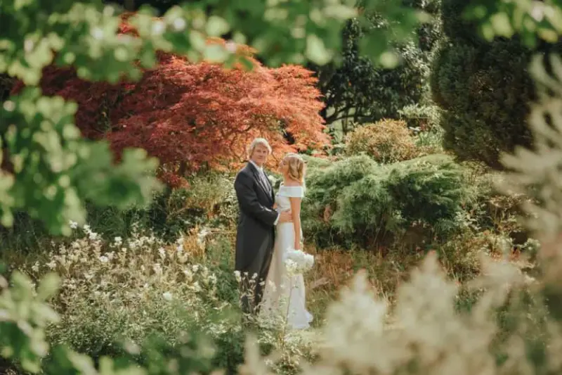 casal em um jardim em casamento de dia