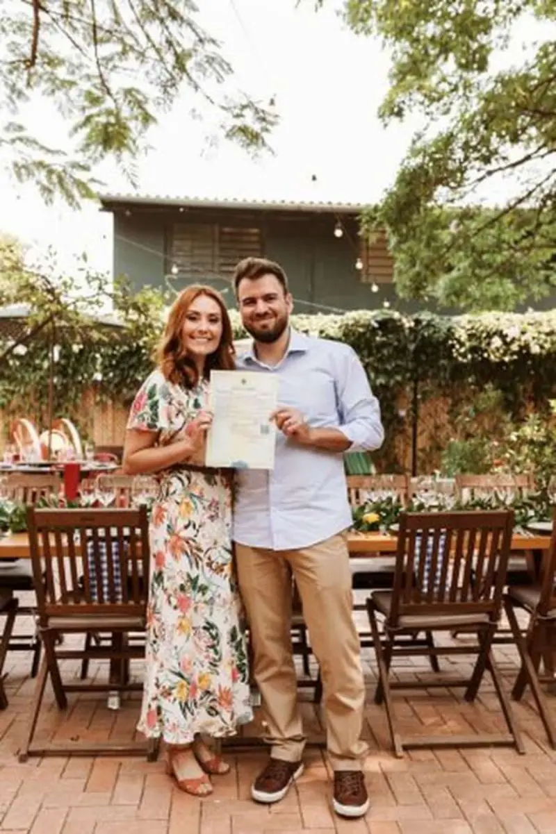 casal em almo&ccedil;o de casamento civil
