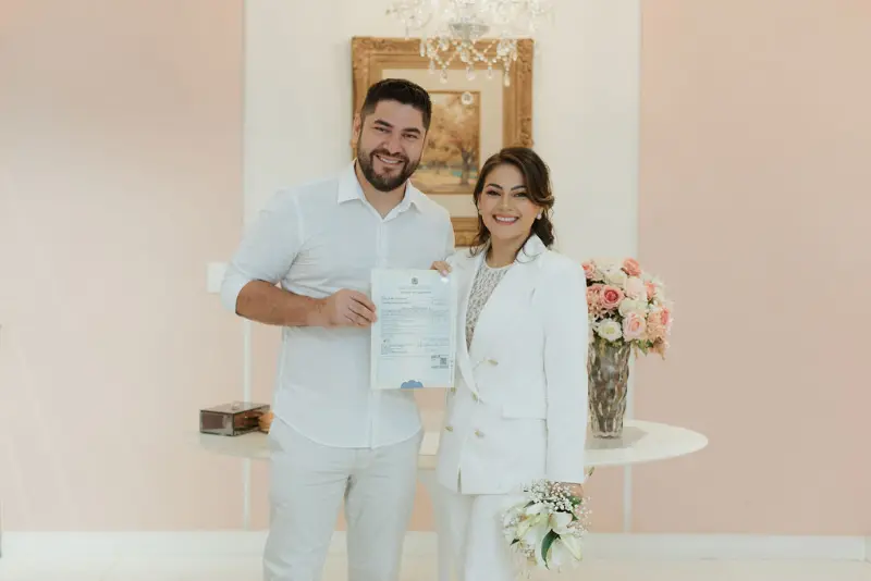 casal sorridente no cart&oacute;rio