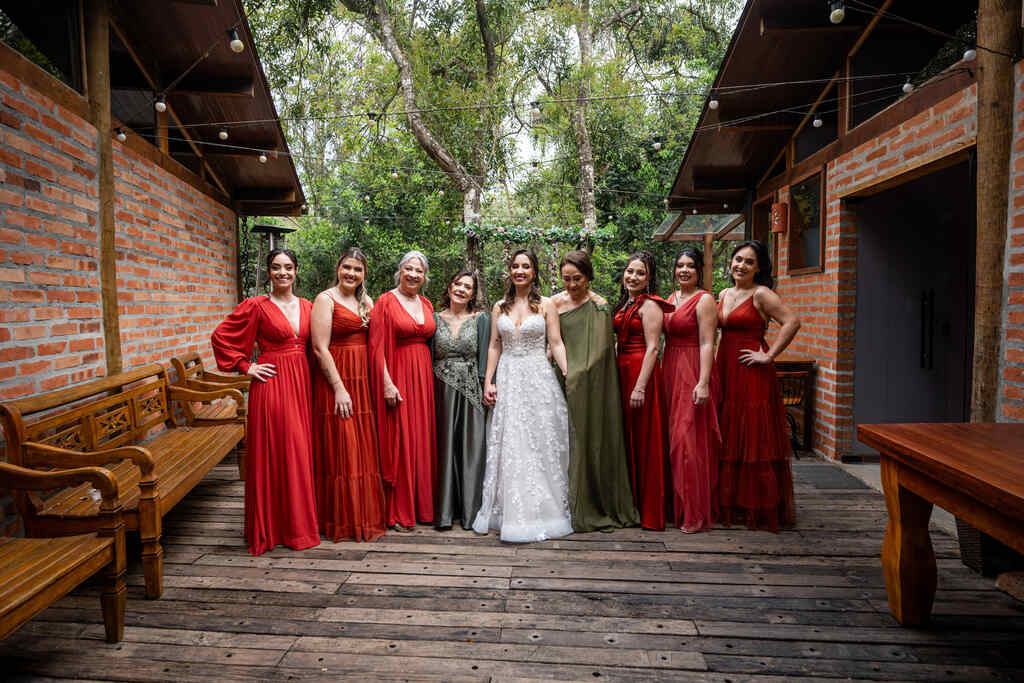 noiva ao lado das madrinhas de vestido vermelho