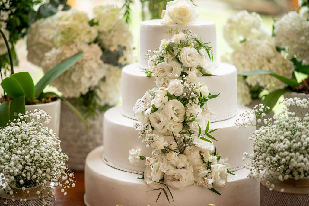 bolo de casamento clássico com flores