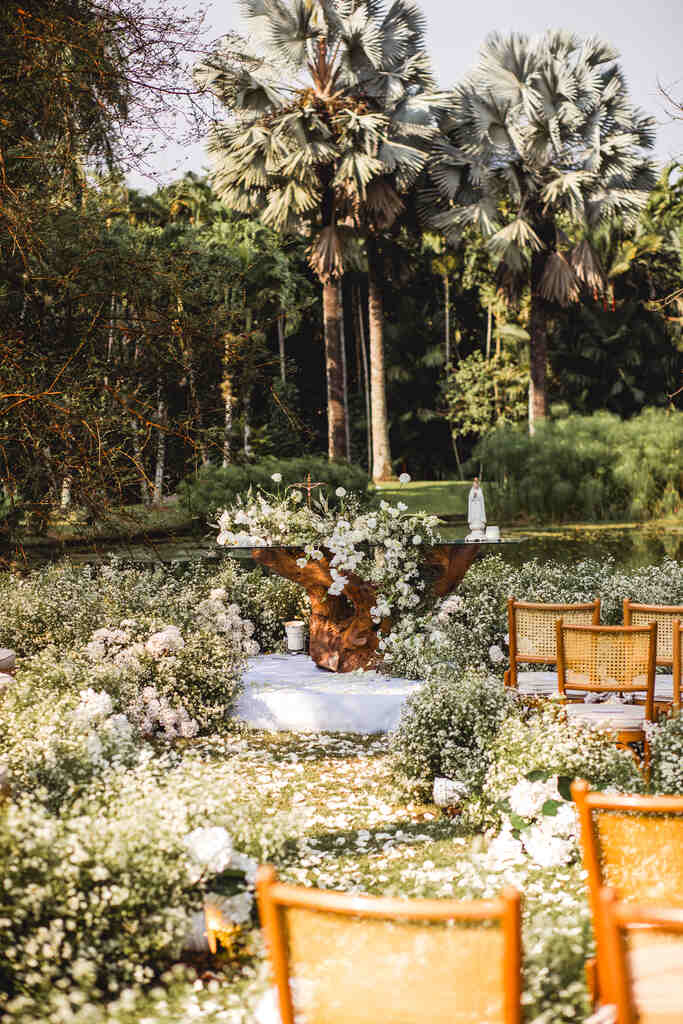 altar de casamento com flores brancas