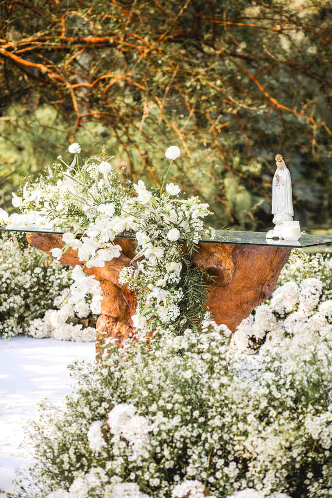 altar de casamento com flores brancas