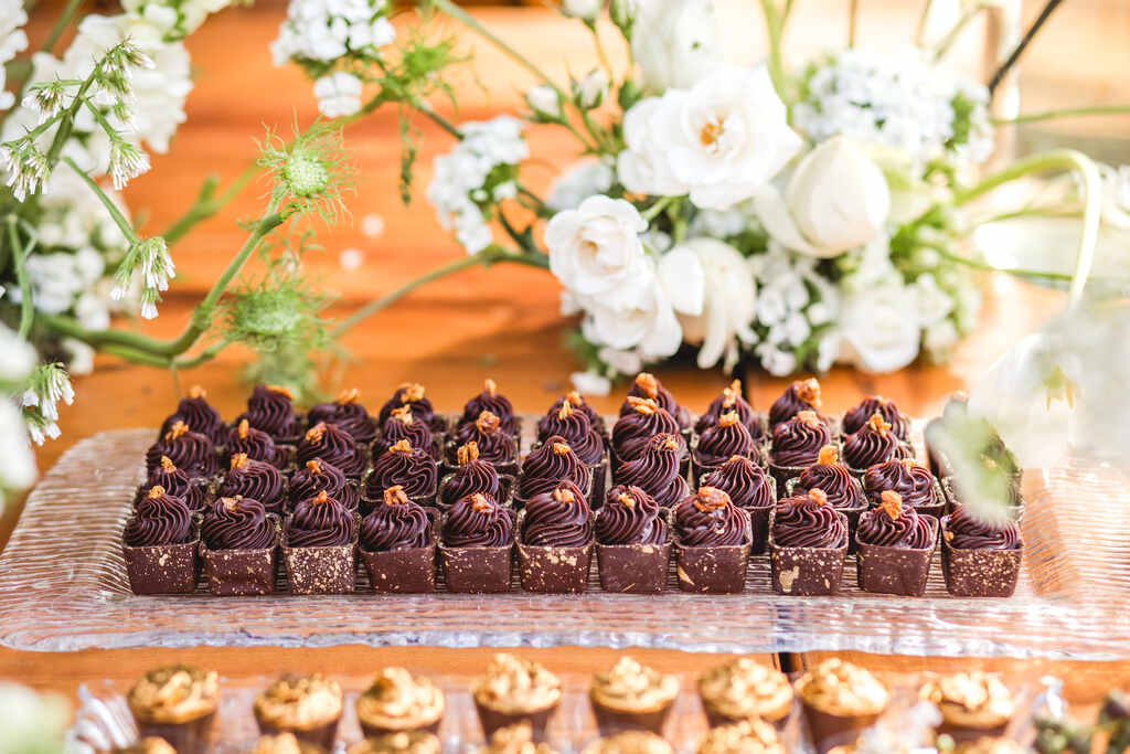 bandeja com doces de chocolate