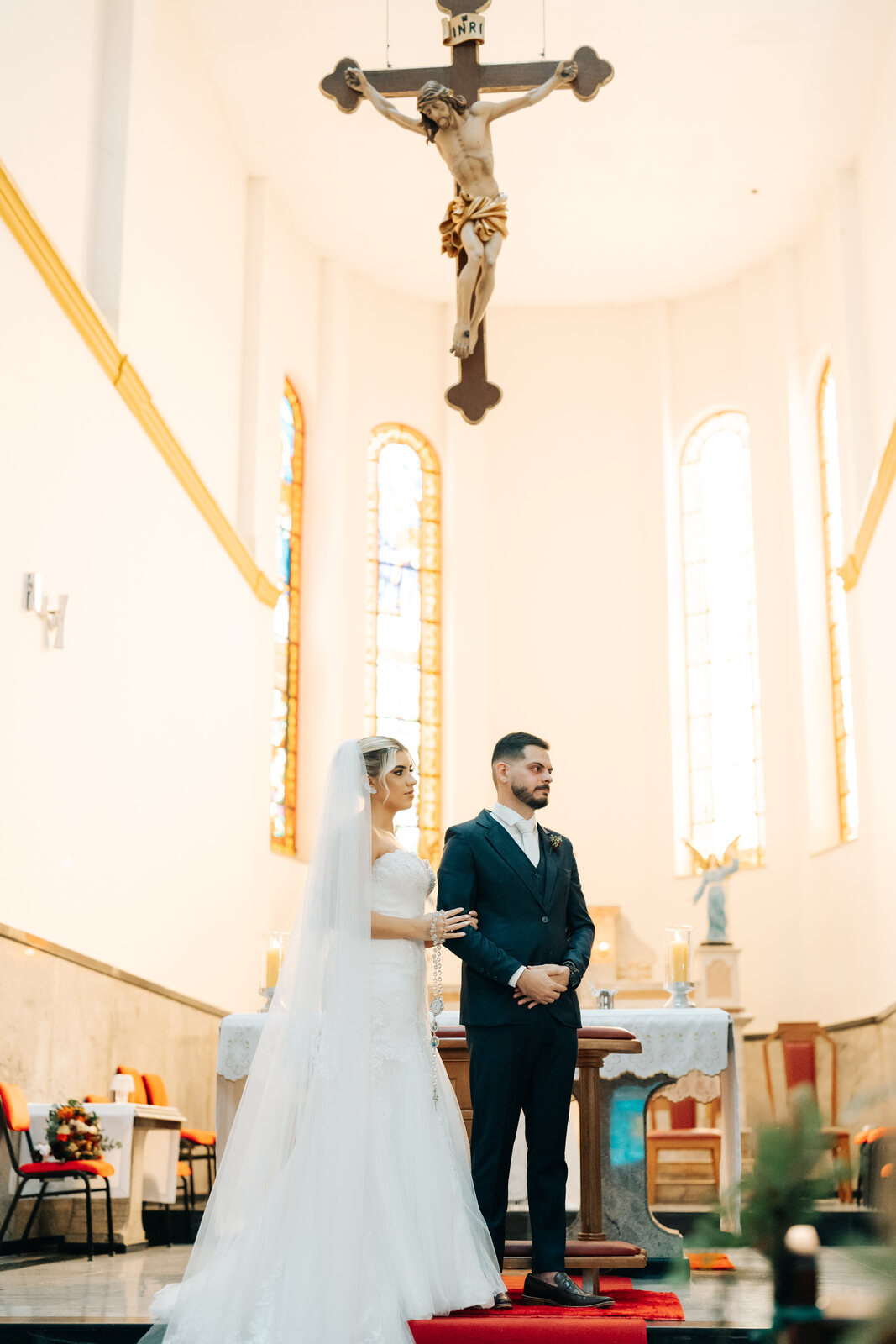 noivos no altar da igreja