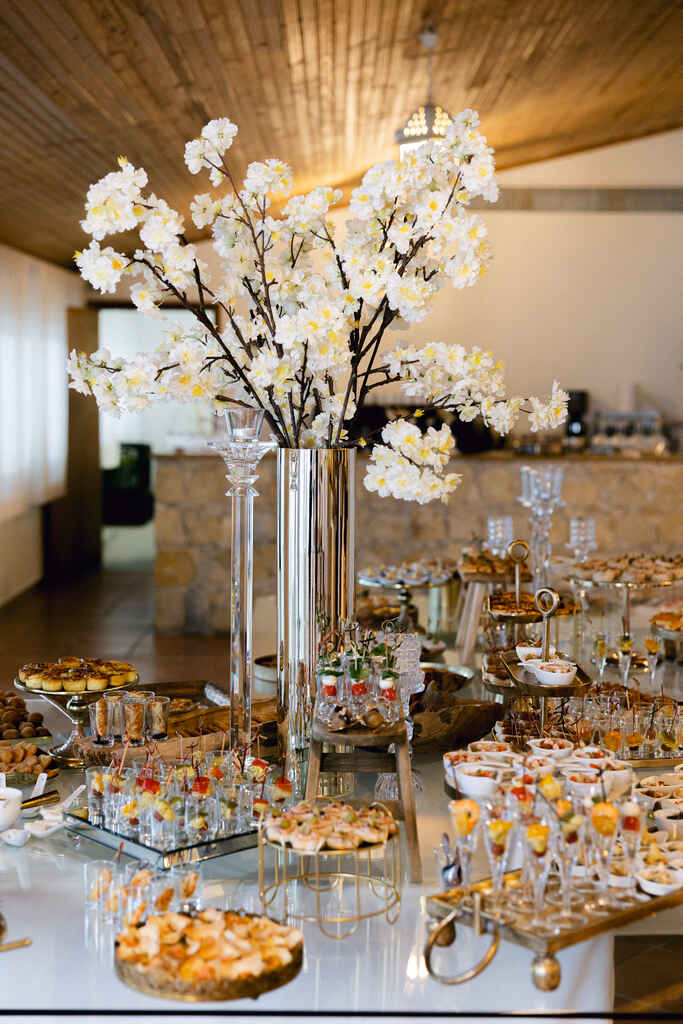 mesa com buffet de casamento