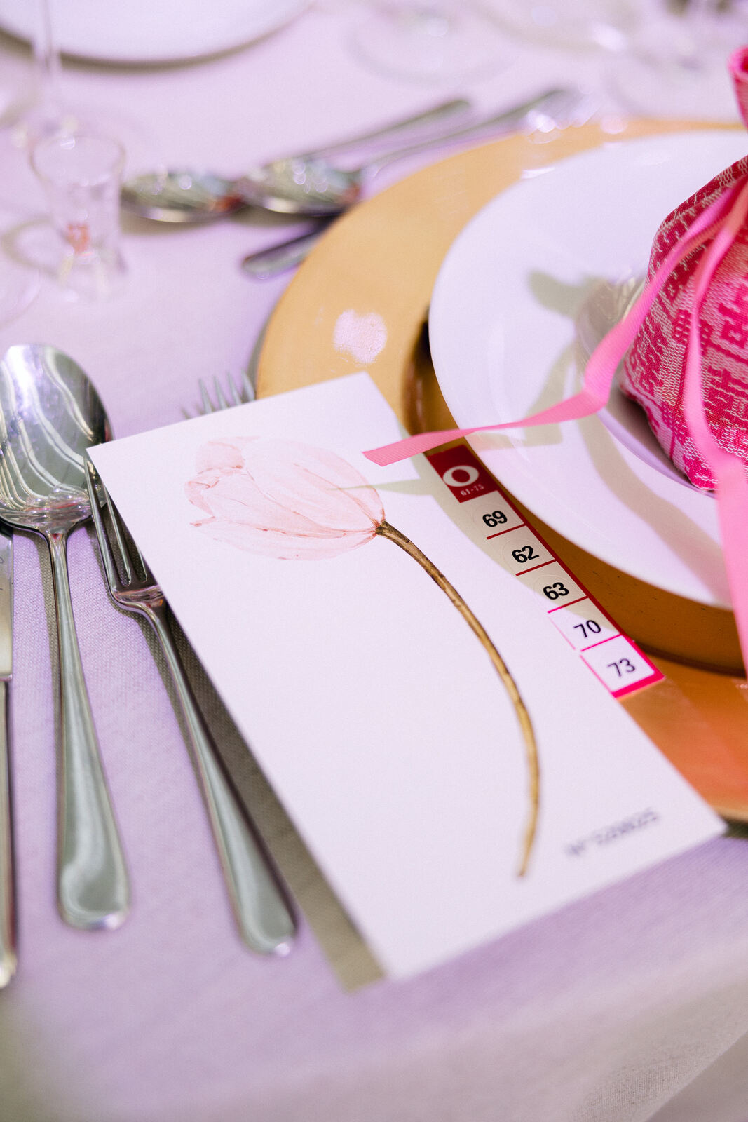 menu de casamento com desenho de flor rosa