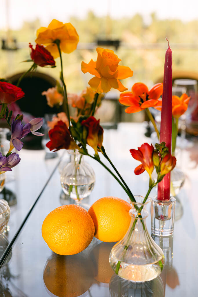 mesa decorada com flores e limão