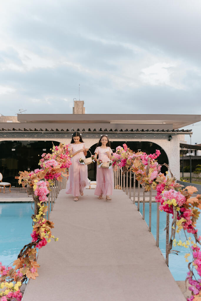 entrada das demoiselles com vestido rosa