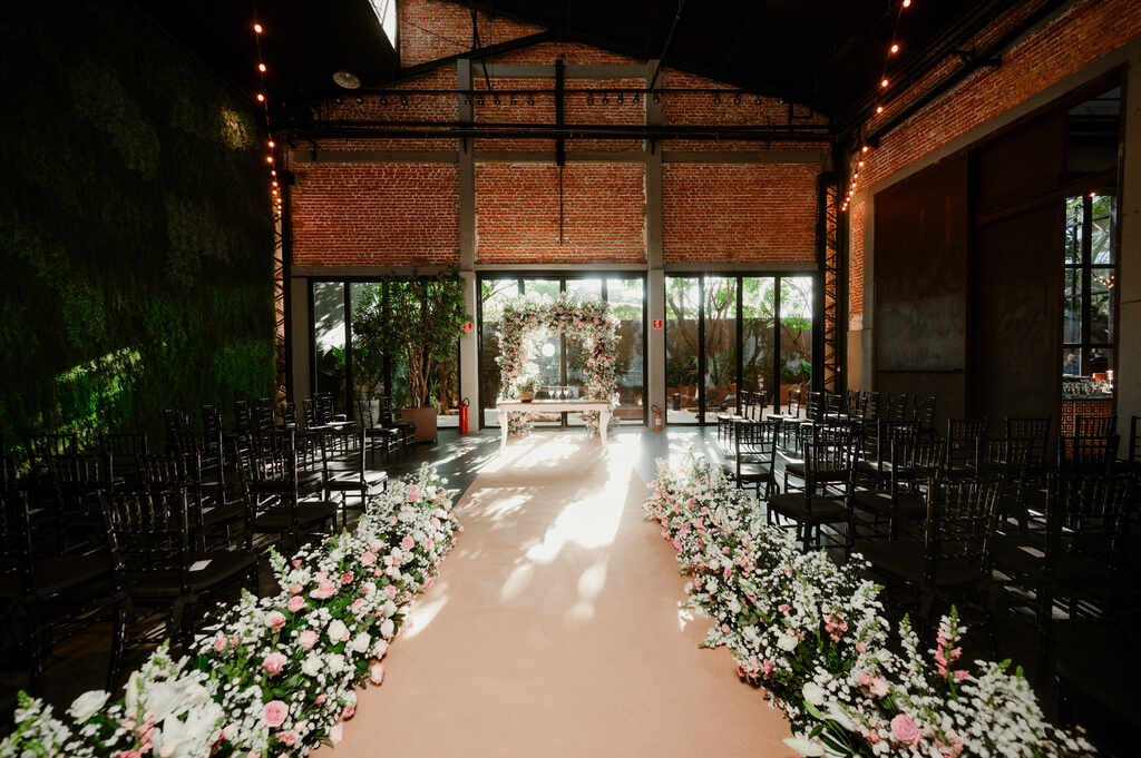 salão decorado para casamento com flores rosas e brancas