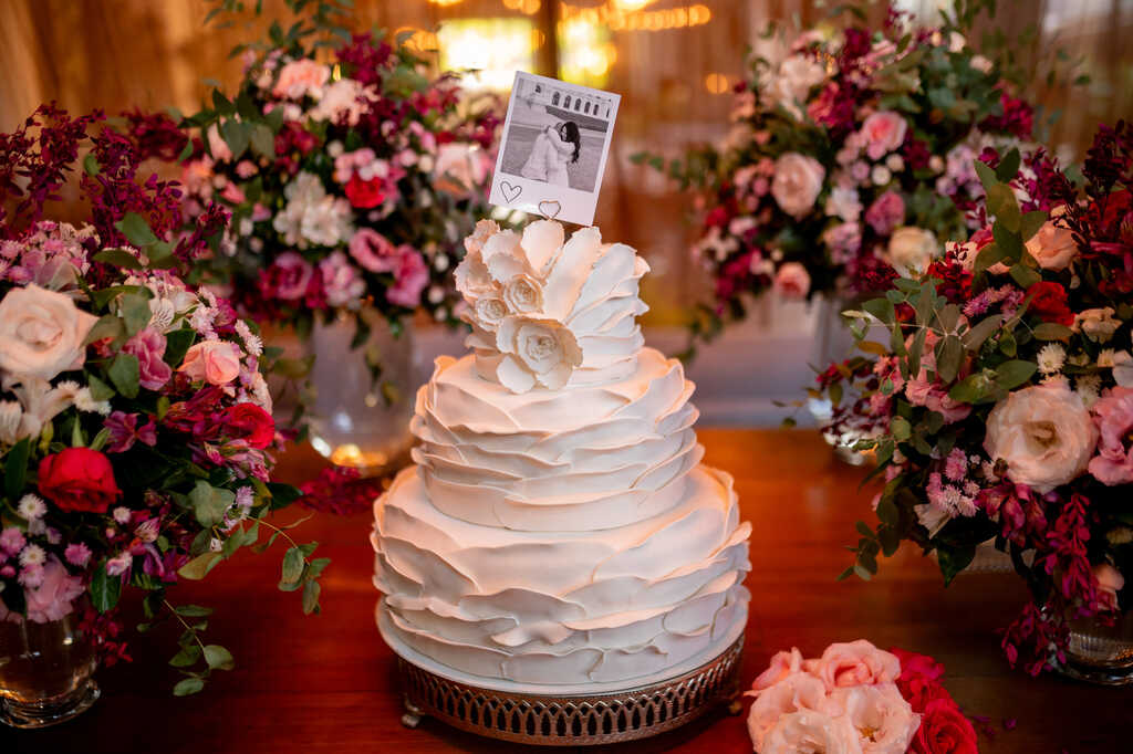 bolo de casamento com topo com foto do casal