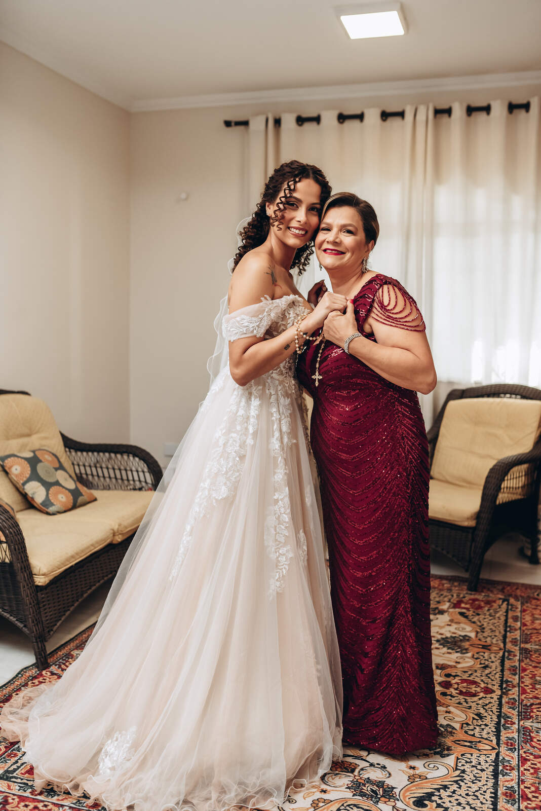 noiva ao lado da mãe de vestido marsala