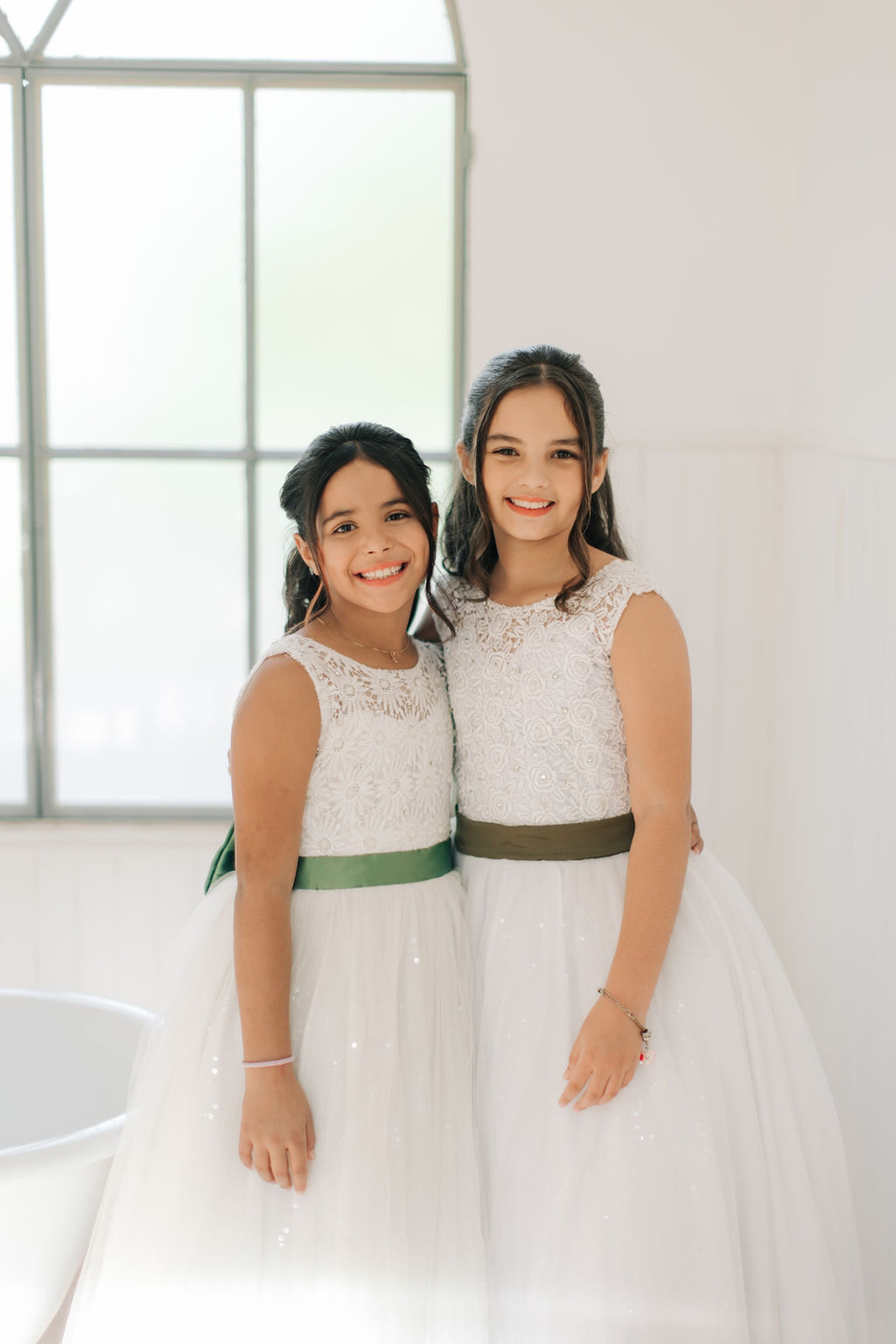 daminhas de branco com laço verde