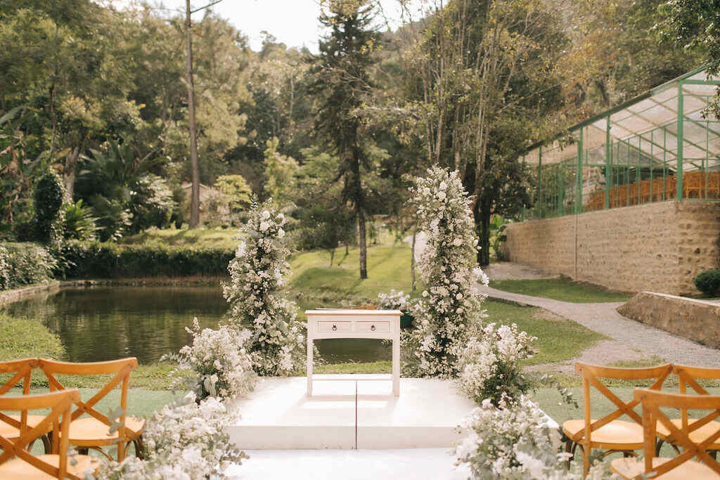 altar desconstruido com flores brancas