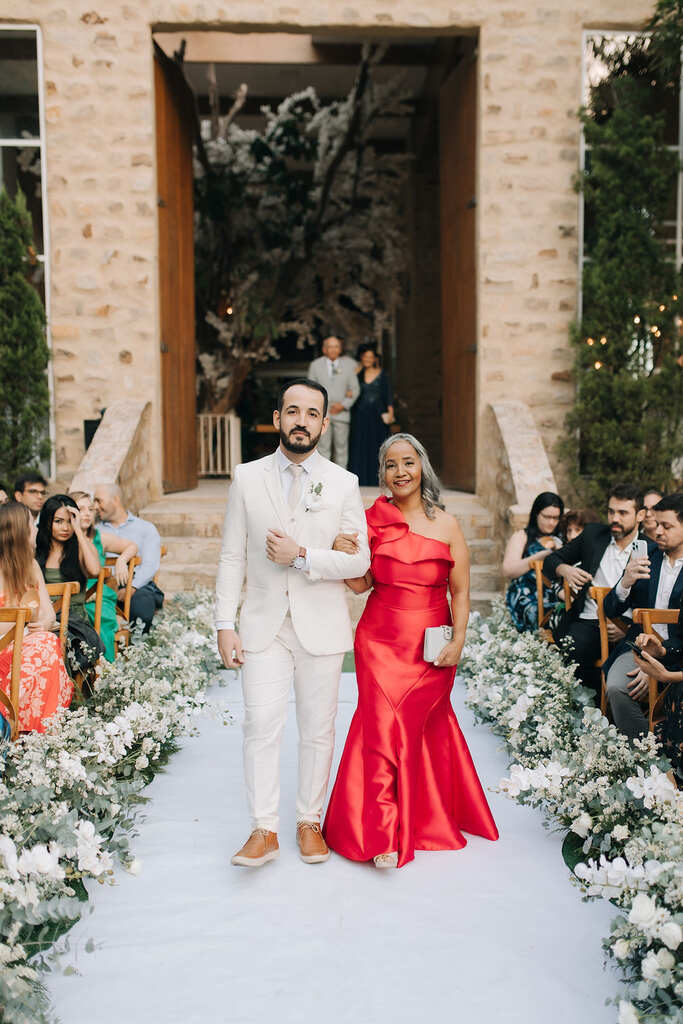 entrada do noivo com tenro branco com a mãe com vestido vermelho