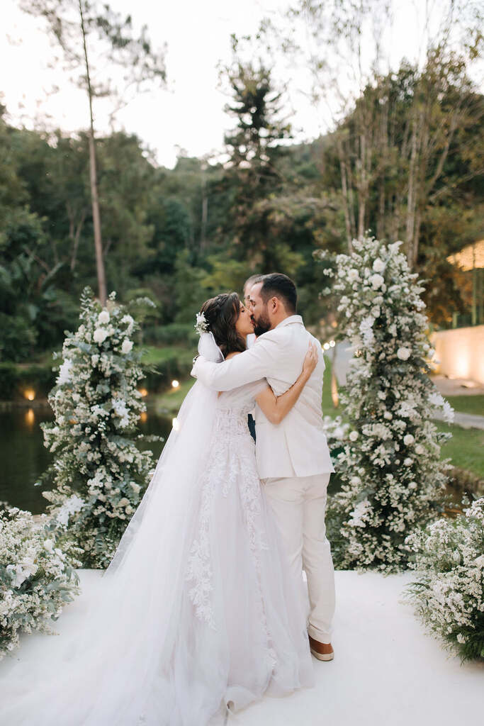 noivos se beijando no casamento