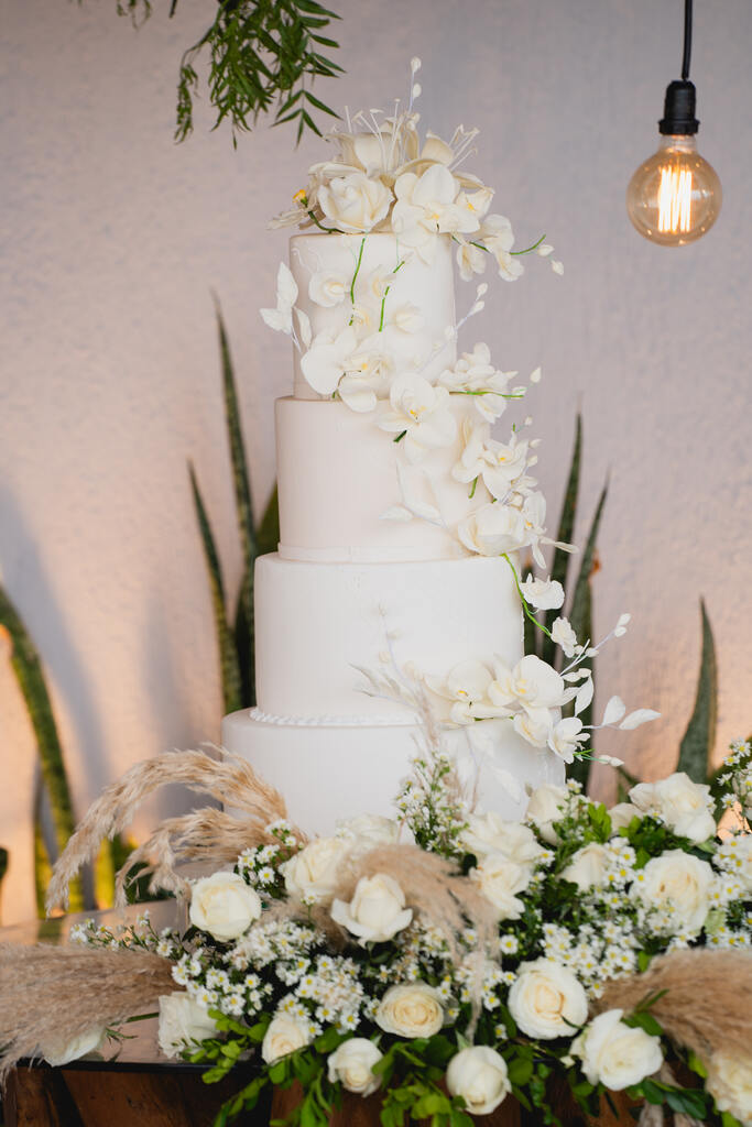 bolo de casamento branco tradicional com flores