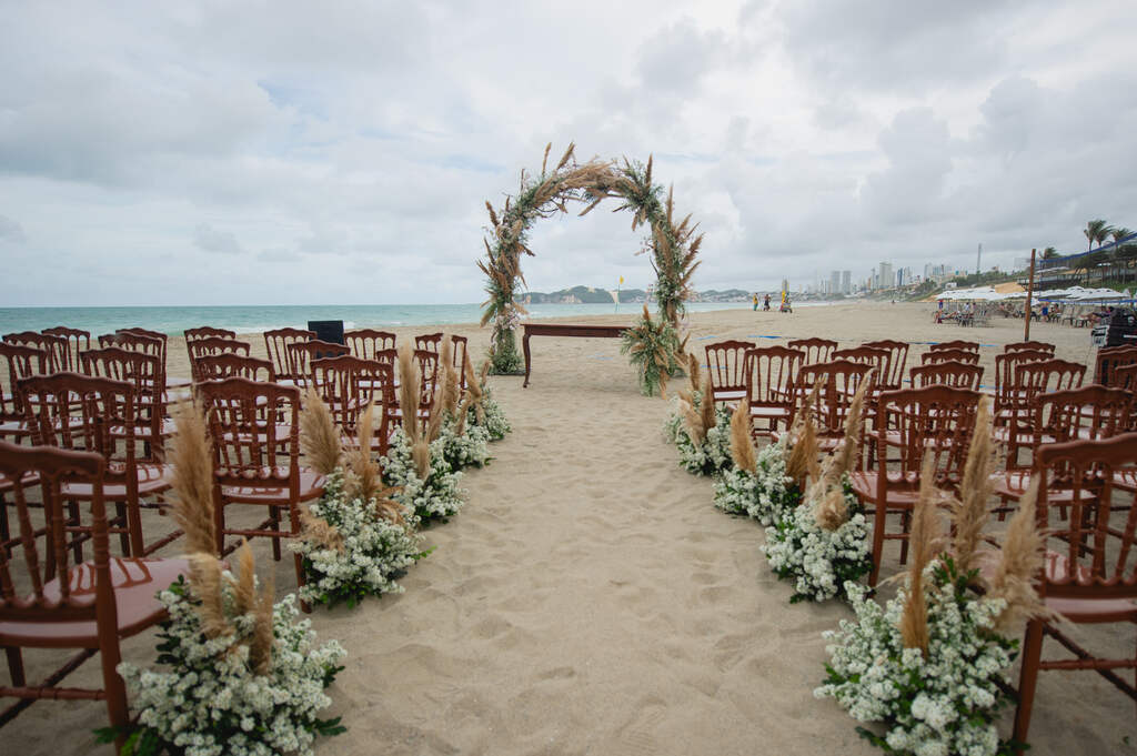 altar boho para casamento na praia