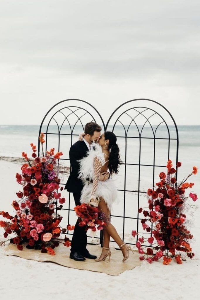 altar de casamento vermelho na praia