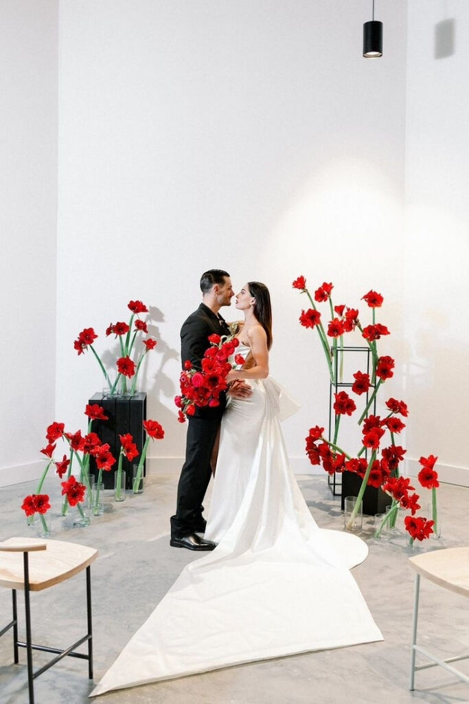 altar moderno com rosas vermelhas